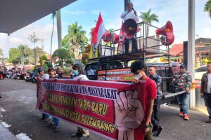 Demo Menuntut Pembatalan Kenaikan PDAM Tirta Musi Demo Menuntut Pembatalan Kenaikan PDAM Tirta Musi