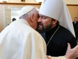Saat Bertemu, Paus Cium Kalung Salib Uskup Agung Metropolitan Ortodoks Rusia Budapest dan Hongaria