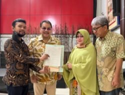 JURNALIS SENIOR MENERIMA SERTIFIKAT RUMAHNYA KEMBALI YANG HAMPIR DILELANG
