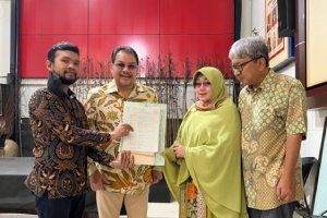JURNALIS SENIOR MENERIMA SERTIFIKAT RUMAHNYA KEMBALI YANG HAMPIR DILELANG
