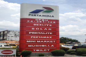 Mengularnya Antrian Solar di SPBU Celentang