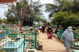 Peziarah dan Minyak Sayur di TPU Sei Selayur, Palembang Peziarah dan Minyak Sayur di TPU Sei Selayur, Palembang