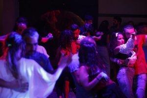 Jauh dari Perang, Warga Suriah Menemukan Ritme Mereka dalam Dansa Ballroom Jauh dari Perang, Warga Suriah Menemukan Ritme Mereka dalam Dansa Ballroom