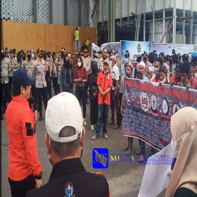 Bersama Ratusan Buruh, Front Perjuangan Buruh Sumsel Geruduk Kantor Gubernur Bersama Ratusan Buruh, Front Perjuangan Buruh Sumsel Geruduk Kantor Gubernur