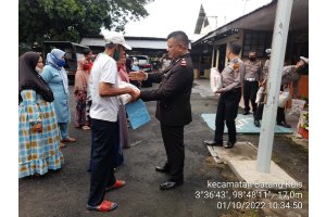 Polsek Batang Kuis Bagikan Bansos Kepada Masyarakat