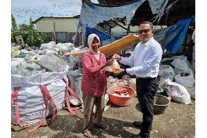 Sat Reskrim Polresta Deli Serdang Bagikan Bansos Kepada Masyarakat Sat Reskrim Polresta Deli Serdang Bagikan Bansos Kepada Masyarakat