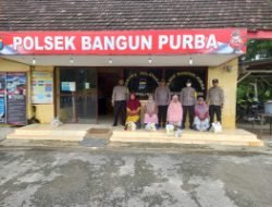Polsek Bangun Purba Bagikan Bansos Kepada Masyarakat