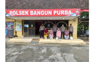 Polsek Bangun Purba Bagikan Bansos Kepada Masyarakat Polsek Bangun Purba Bagikan Bansos Kepada Masyarakat