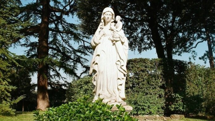 Bertemu Bunda Maria di Taman Vatikan Bertemu Bunda Maria di Taman Vatikan