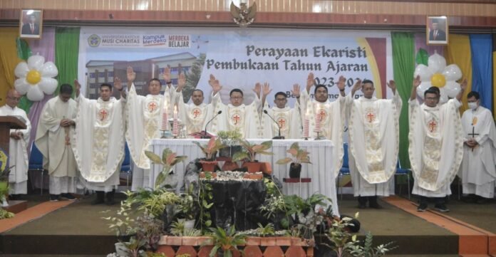 UKMC Buka Tahun Akademik Bersama Imam Baru UKMC Buka Tahun Akademik Bersama Imam Baru