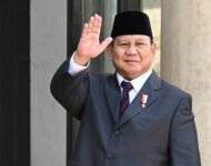 Prabowo Subianto Memulai Renaisance Indonesia Dengan Program-Program Populis Dia berangkat dari hal dasar: semua rakyat berhak bahagia. Dia memilih di sisi yang papa dan jelata.