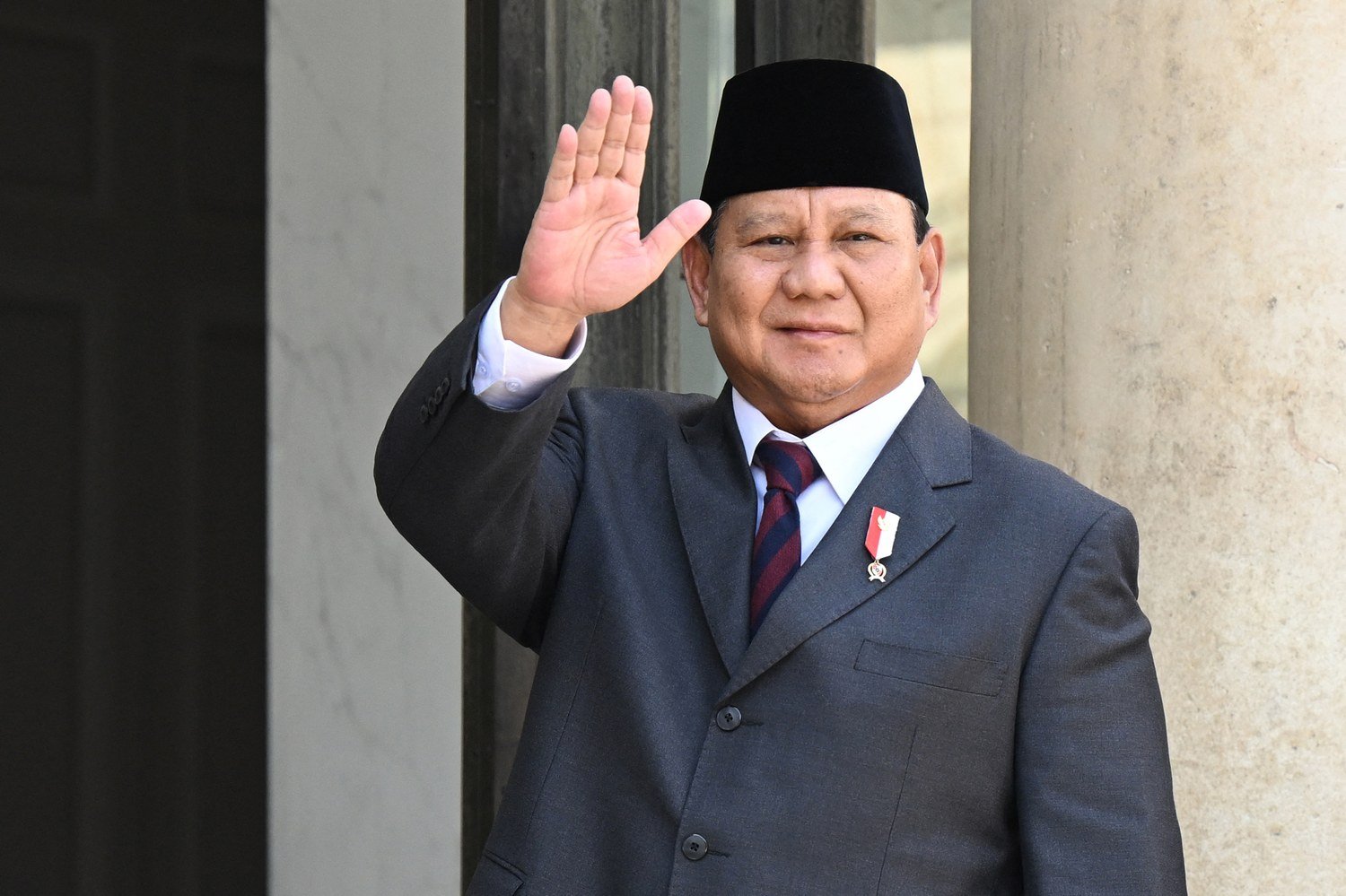 Prabowo Subianto Memulai Renaisance Indonesia Dengan Program-Program Populis Dia berangkat dari hal dasar: semua rakyat berhak bahagia. Dia memilih di sisi yang papa dan jelata. Prabowo Subianto Memulai Renaisance Indonesia Dengan Program-Program Populis Dia berangkat dari hal dasar: semua rakyat berhak bahagia. Dia memilih di sisi yang papa dan jelata.