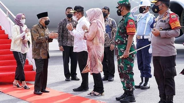 Tiba di Bandara Silangit, Ma'ruf Amin Disambut dengan Cara Adat dan Dikenakan Ulos