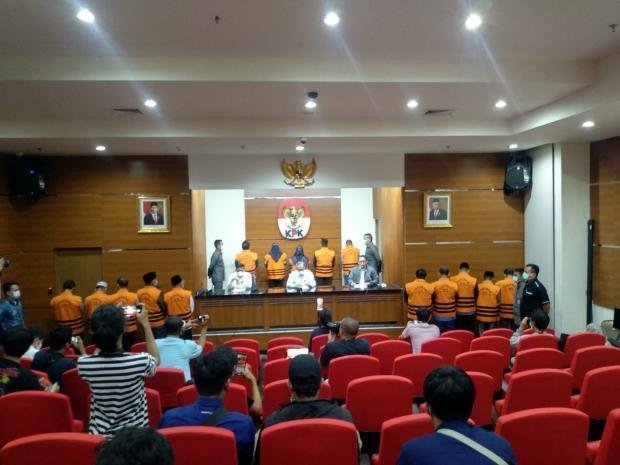 KPK Tetapkan 15 Tersangka Baru Kasus Dugaan Korupsi Pengadaan Dinas PUPR di Muara Enim KPK Tetapkan 15 Tersangka Baru Kasus Dugaan Korupsi Pengadaan Dinas PUPR di Muara Enim