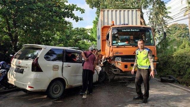 Kecelakaan Maut di Palembang, Sopir Travel Bawa 10 Penumpang Ngantuk Tabrak Truk Fuso Kecelakaan Maut di Palembang, Sopir Travel Bawa 10 Penumpang Ngantuk Tabrak Truk Fuso