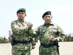 Pangkostrad Sematkan Brevet Cakra ke Kapolri, Selamat Bergabung Jadi Keluarga Besar Kostrad