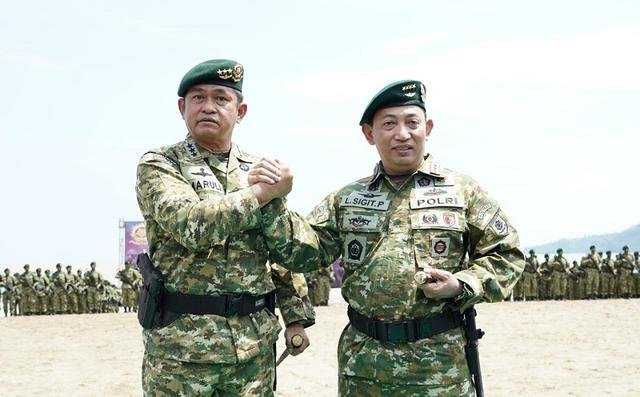 Pangkostrad Sematkan Brevet Cakra ke Kapolri, Selamat Bergabung Jadi Keluarga Besar Kostrad