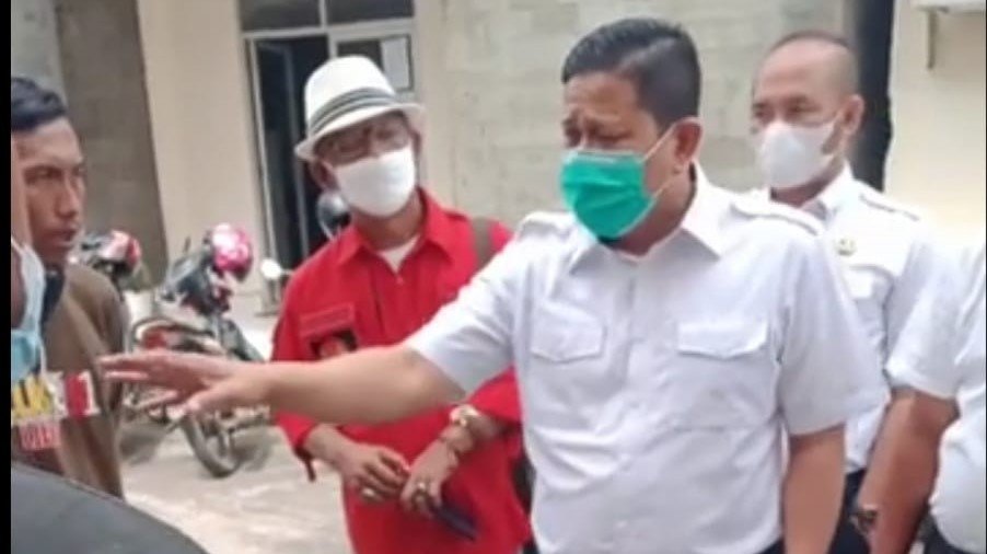 Sikap Tegas Kadisnaker Provinsi Sumsel, Dinilai Tak Bisa Beri Keputusan GM PT. Gading Cempaka Graha Di Suruh Pulang Sikap Tegas Kadisnaker Provinsi Sumsel, Dinilai Tak Bisa Beri Keputusan GM PT. Gading Cempaka Graha Di Suruh Pulang