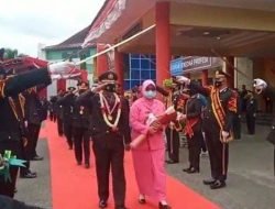 Kapolrestabes Palembang Kombes. Pol. Irvan Prawira Satya Putra Melaksanakan Upacara Tradisi Wisuda Purna Bakti Lepas 68 Personel Purnawirawan