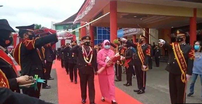 Kapolrestabes Palembang Kombes. Pol. Irvan Prawira Satya Putra Melaksanakan Upacara Tradisi Wisuda Purna Bakti Lepas 68 Personel Purnawirawan Kapolrestabes Palembang Kombes. Pol. Irvan Prawira Satya Putra Melaksanakan Upacara Tradisi Wisuda Purna Bakti Lepas 68 Personel Purnawirawan