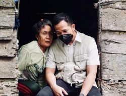 Akbar Alfaro Sambangi Mak Unah, Lansia di Kalidoni Yang Rumahnya Menyatu Dengan Kandang Ayam