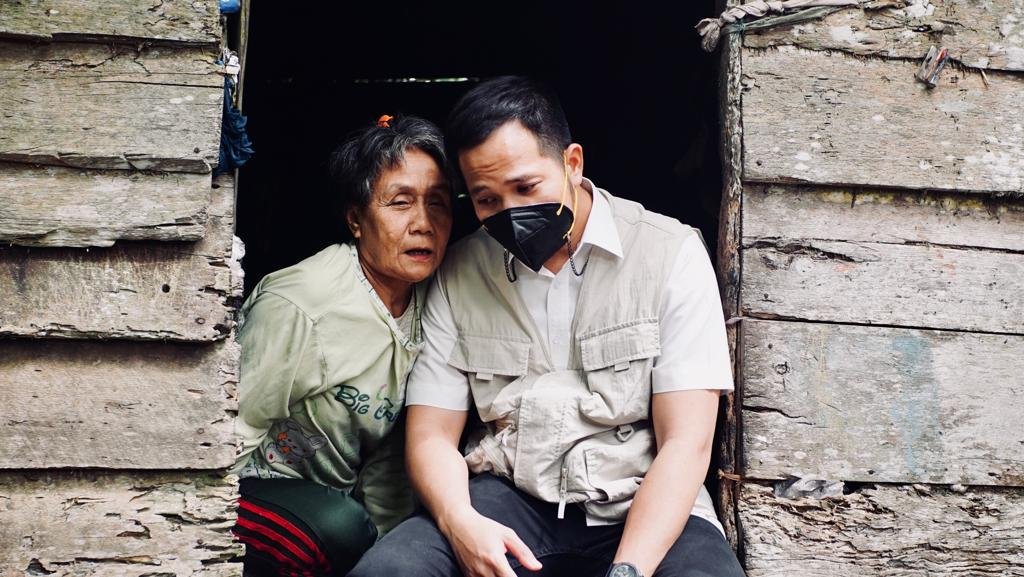 Akbar Alfaro Sambangi Mak Unah, Lansia di Kalidoni Yang Rumahnya Menyatu Dengan Kandang Ayam Akbar Alfaro Sambangi Mak Unah, Lansia di Kalidoni Yang Rumahnya Menyatu Dengan Kandang Ayam