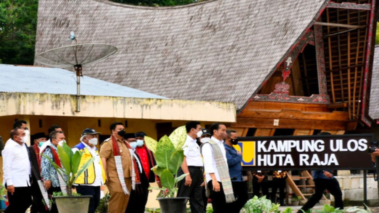 Presiden Joko Widodo Tanam Kacang Macadamia di Desa Simangulampe