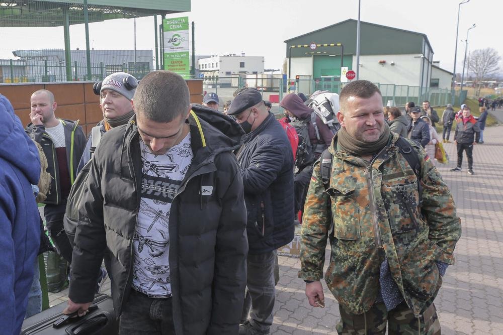 Warga Ukraina kembali dari Luar Negeri untuk Berperang Melawan Invasi Rusia Warga Ukraina kembali dari Luar Negeri untuk Berperang Melawan Invasi Rusia
