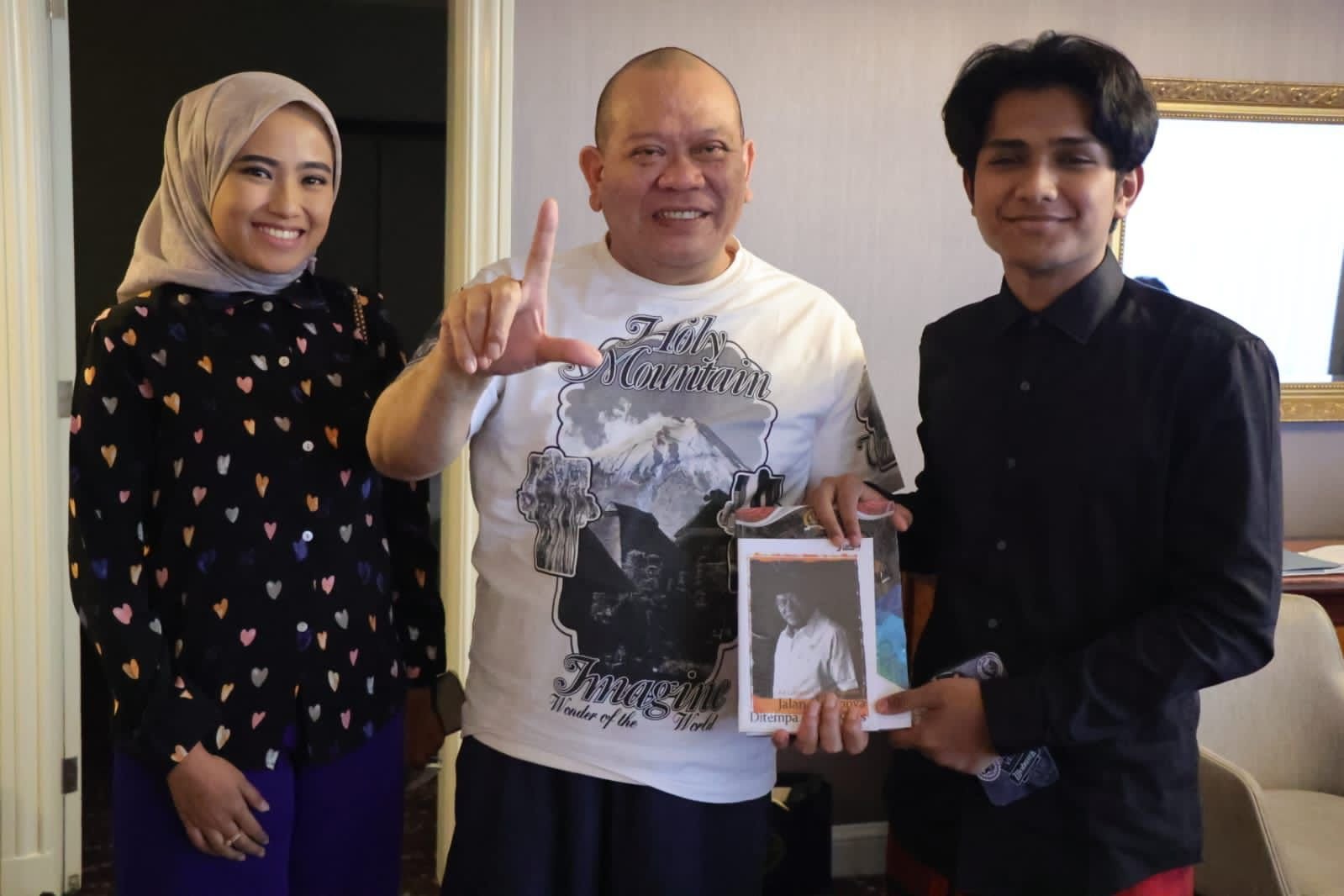 Bertemu Kreator TikTok Husain Basyaiban, Ketua DPD RI Dorong Milenial Melek Politik Bertemu Kreator TikTok Husain Basyaiban, Ketua DPD RI Dorong Milenial Melek Politik