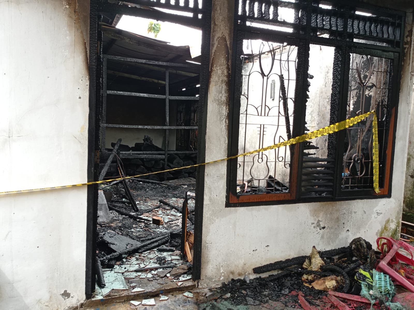 Kebakaran Menghanguskan Satu Ruangan yang Berada di Lingkup Gereja Katolik Santo Petrus Kebakaran Menghanguskan Satu Ruangan yang Berada di Lingkup Gereja Katolik Santo Petrus