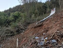 Pesawat China Jatuh Dengan 132 Penumpang Di Selatan Negara Itu