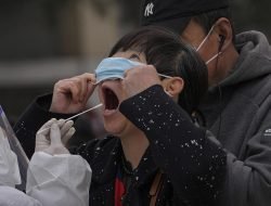 Shanghai Izinkan orangtua untuk Tinggal Bersama Anak-anak yang Terinfeksi COVID