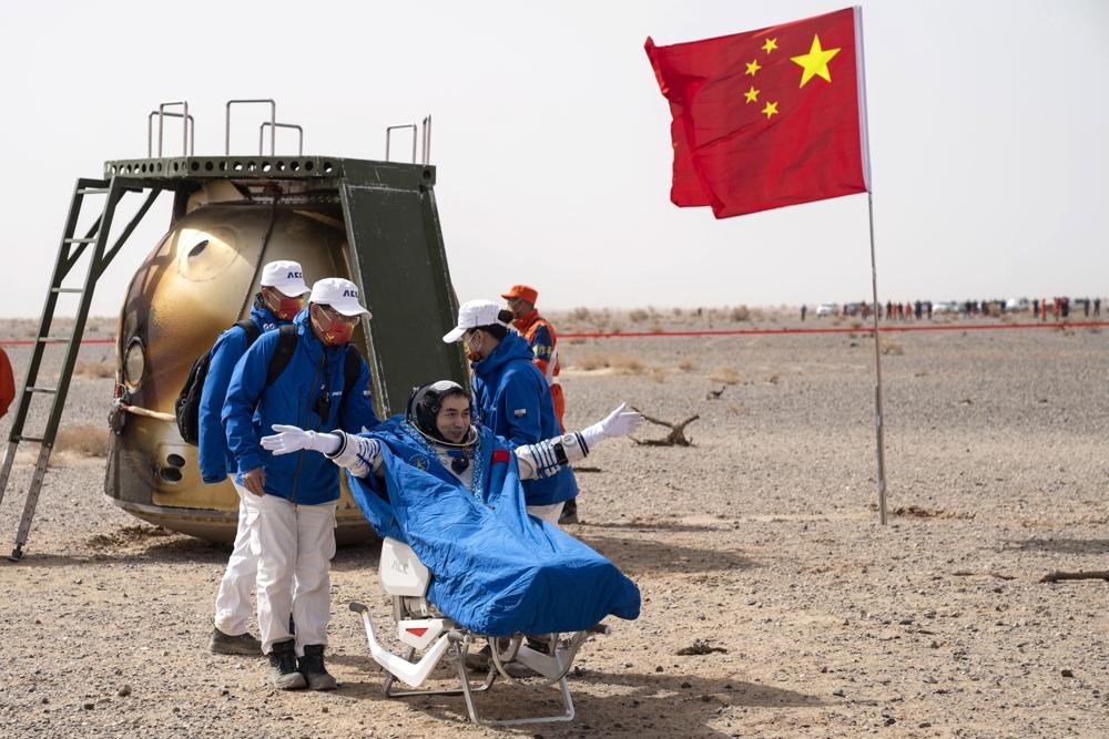 Astronot China Mendarat setelah 6 Bulan di Stasiun Luar Angkasa Astronot China Mendarat setelah 6 Bulan di Stasiun Luar Angkasa