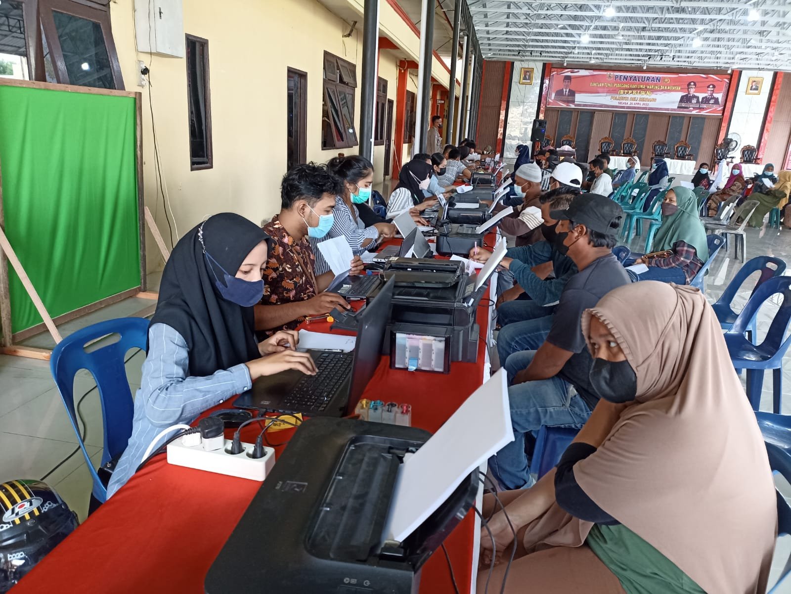 Polresta Deli Serdang Laksanakan Pendistribusian Penyaluran Bantuan Tunai Kepada PKL Dan Warung Serta Nelayan (BTPKLWN) Polresta Deli Serdang Laksanakan Pendistribusian Penyaluran Bantuan Tunai Kepada PKL Dan Warung Serta Nelayan (BTPKLWN)