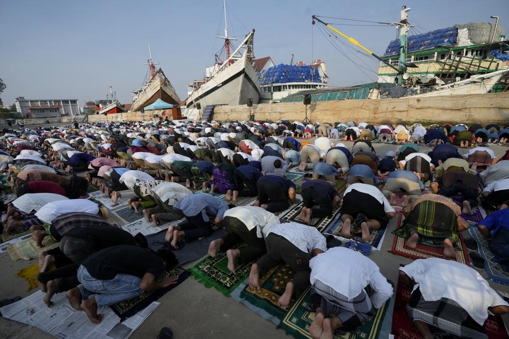 Umat Muslim Merayakan Hari Raya Idul Fitri dengan Suka Cita namun Kuatir Umat Muslim Merayakan Hari Raya Idul Fitri dengan Suka Cita namun Kuatir