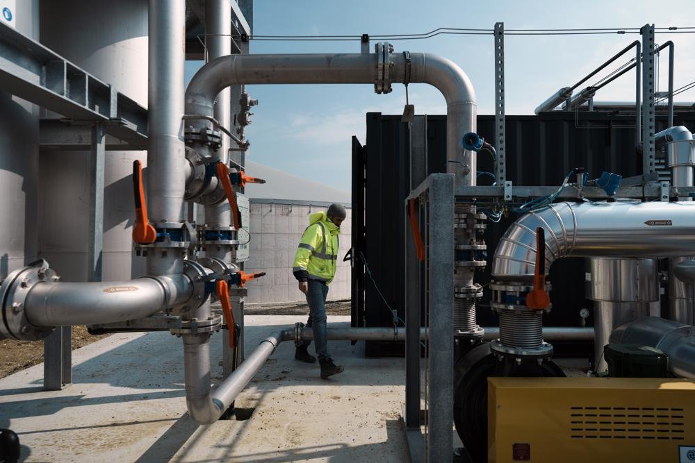 Para Petani Eropa Mengaduk Biogas untuk Imbangi Energi Rusia Para Petani Eropa Mengaduk Biogas untuk Imbangi Energi Rusia