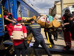 Ukraina, Rusia bertempur di Timur Saat Zelenskyy Kunjungi Garis Depan