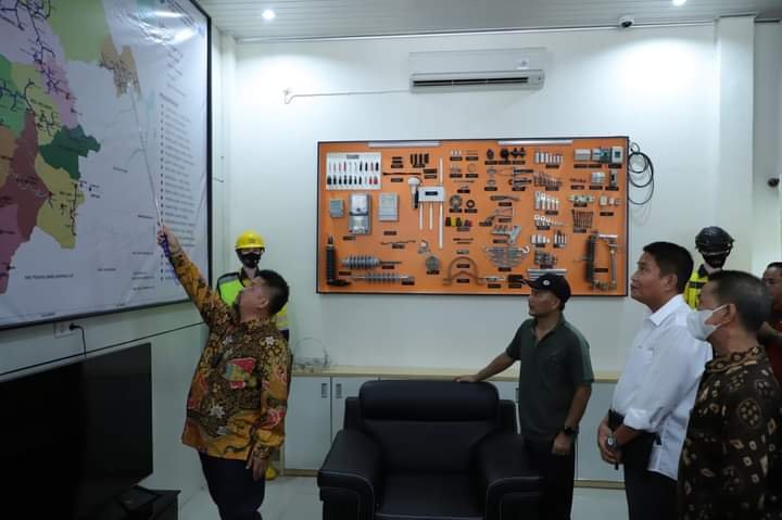 Pj Bupati Apriyadi Kebut Tuntaskan Kendala Jaringan Listrik di Muba Pj Bupati Apriyadi Kebut Tuntaskan Kendala Jaringan Listrik di Muba