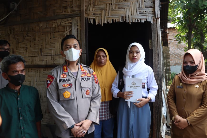 Kapolresta Deli Serdang Beri Bantuan Beasiswa kepada Anak Putus Sekolah