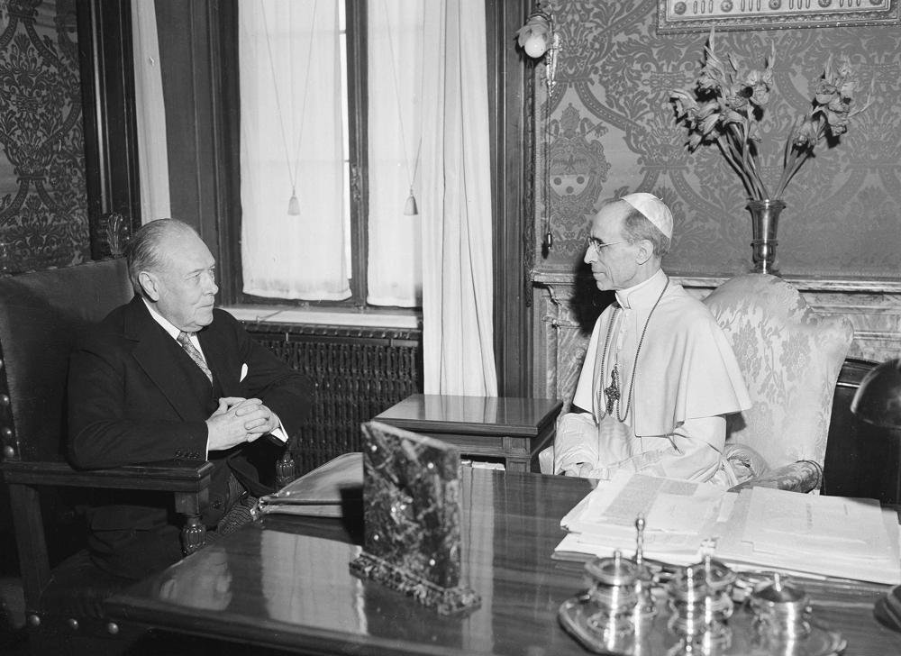 Arsip Paus Pius XII Vatikan mulai Menjelaskan Paus Perang Dunia II
