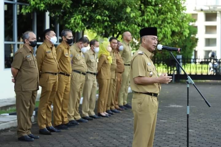 Pimpin Apel Pagi, Pj Bupati Ajak Dinas PUPR Bekerja Lebih Giat Pimpin Apel Pagi, Pj Bupati Ajak Dinas PUPR Bekerja Lebih Giat