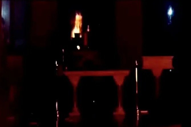 Imam Gereja Katolik di Bethesda, Maryland, Gambarkan Pembakaran dan Penodaan Tabernakel Imam Gereja Katolik di Bethesda, Maryland, Gambarkan Pembakaran dan Penodaan Tabernakel