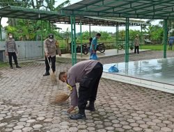 Tahun Baru 1444 H, Polsek Batang Kuis Bersihkan Masjid Dan Bagikan Sembako