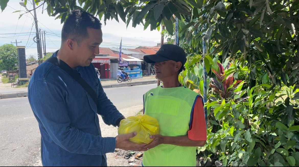 Sat Narkoba Polresta Deli Serdang Bagikan Bansos Kepada Masyarakat Sat Narkoba Polresta Deli Serdang Bagikan Bansos Kepada Masyarakat