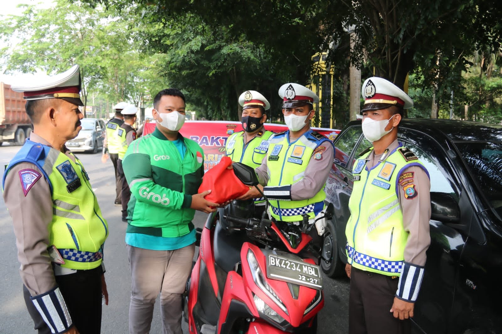 Sat Lantas Polresta Deli Serdang Bagikan Bansos Kepada Masyarakat Sat Lantas Polresta Deli Serdang Bagikan Bansos Kepada Masyarakat