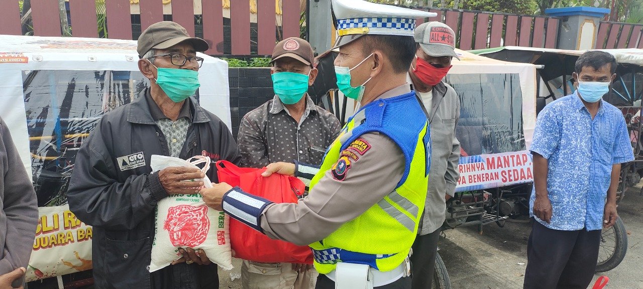 Sat Lantas Polresta Deli Serdang Bagikan Bansos Kepada Masyarakat Sat Lantas Polresta Deli Serdang Bagikan Bansos Kepada Masyarakat