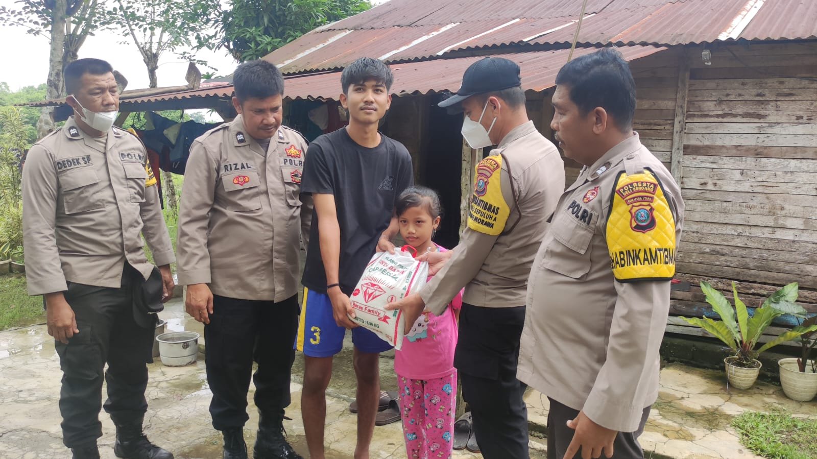 Polsek Tanjung Morawa Berikan Bansos, Ringankan Ekonomi Masyarakat Terdampak Kenaikan BBM Polsek Tanjung Morawa Berikan Bansos, Ringankan Ekonomi Masyarakat Terdampak Kenaikan BBM