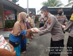 Polsek Batang Kuis Bagikan Bansos Kepada Masyarakat Yang Terdampak Kenaikan Harga BBM