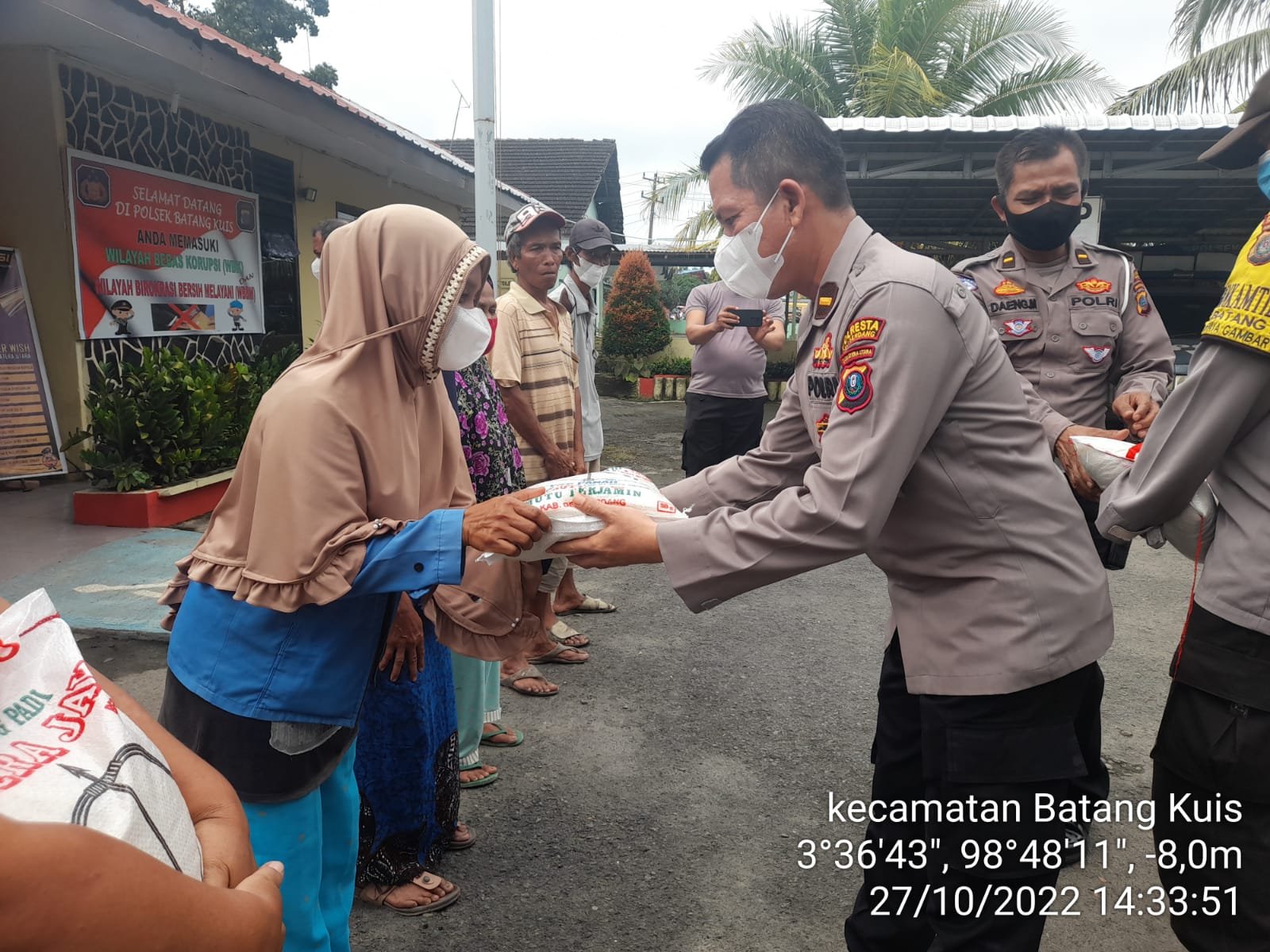 Polsek Batang Kuis Bagikan Bansos Kepada Masyarakat Yang Terdampak Kenaikan Harga BBM