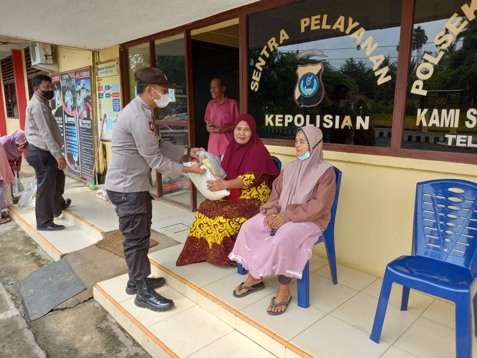 Polsek Bangun Purba Bagikan Bansos Ringankan Masyarakat Akibat Naiknya Harga BBM Polsek Bangun Purba Bagikan Bansos Ringankan Masyarakat Akibat Naiknya Harga BBM